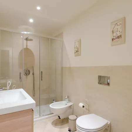 Joivy Bright 2br Flat With Parking In Centre